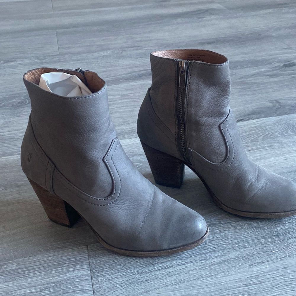 Frye Gray soft leather healed booties size 7.5 good condition